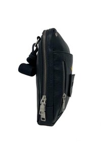 Borsa a spalla in pelle nera con texture liscia, doppie zip in metallo e tracolla regolabile. Presenta una tasca laterale per ulteriore spazio di stoccaggio.