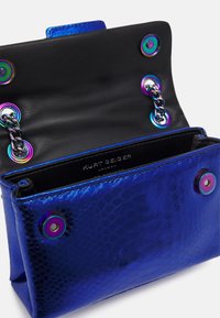 Borsa in ecopelle blu con finitura texture, con interno nero, accessori metallici e bottoni a scatto color rainbow.