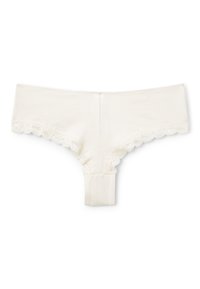 Perizoma color crema con pizzo, realizzato in tessuto morbido, caratterizzato da un bordo scallop e un finish senza cuciture sul retro per il massimo comfort.