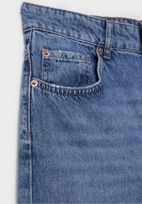 Lichtblauwe denim jeans met een klassieke snit, vijf-pocket ontwerp, koperen hardware accenten en zichtbare stikdetails.