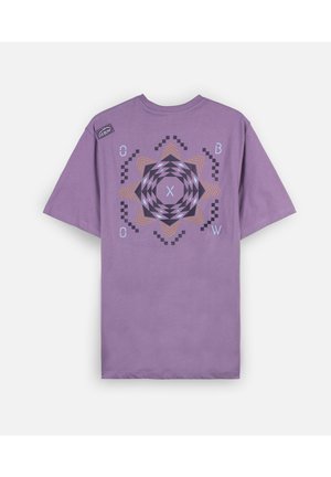T-shirt violet à manches courtes avec un motif étoile géométrique en noir, bleu clair et orange dans le dos et un petit patch logo noir sur l’épaule.