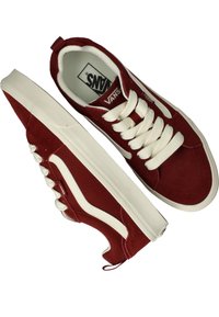 Zapatillas de ante rojo con detalles en crema, que presentan un diseño con cordones, cuello acolchado y marca distintiva. Suela de goma texturizada.