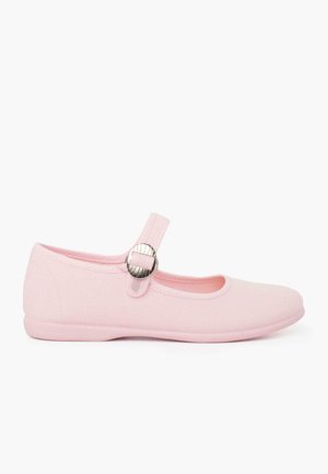 Des chaussures Mary Jane en toile rose avec un bout arrondi, une semelle plate et une sangle à boucle. Texture lisse et caractéristiques de design minimalistes.