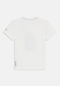 Hvit bomulls t-skjorte med rund hals, korte ermer og trykkdetalj på forsiden med en logo langs bunnen.
