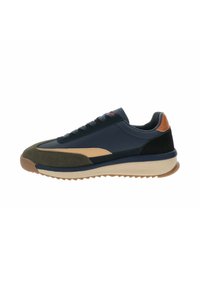 Zapatilla con parte superior de cuero azul marino, punta de ante verde oliva, acentos en beige, suela texturizada y panel trasero negro. Presenta cordones grises y detalles rojos.