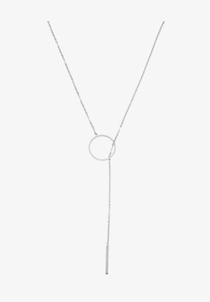 Collar de plata con un colgante circular y una barra vertical suspendida por debajo, sobre una delicada cadena de textura fina.