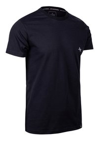 Schwarzes Baumwoll-T-Shirt mit Rundhalsausschnitt, kurzen Ärmeln und einem kleinen weißen Logo auf der linken Brust. Weiche Textur und klassischer Schnitt.