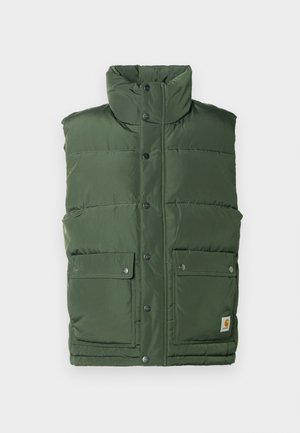 Gilet isolato verde con colletto alto, bottoni a pressione e due tasche frontali. Realizzato in materiale liscio e imbottito con un design trapuntato.