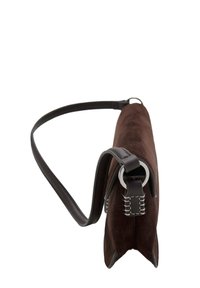 Sac à épaule en daim marron avec un design plat, quincaillerie en argent et bandoulière en cuir. Présente des accents cousus et une forme rectangulaire.