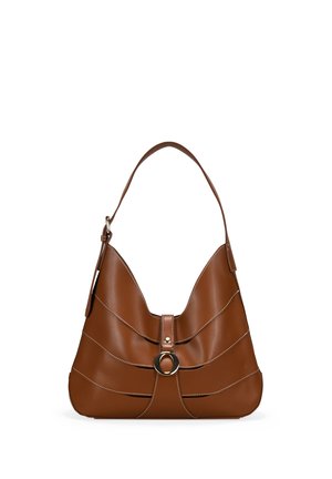 Bolso de cuero marrón para hombro con asa curva, costuras decorativas y una correa frontal con hebilla metálica circular.