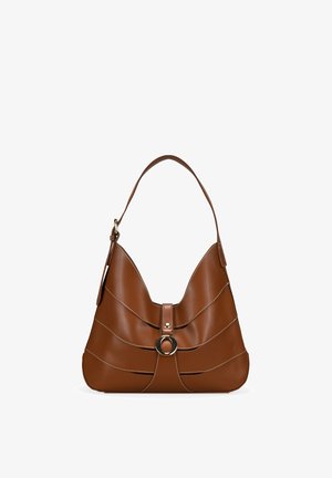 Bolso de cuero marrón para hombro con asa curva, costuras decorativas y una correa frontal con hebilla metálica circular.