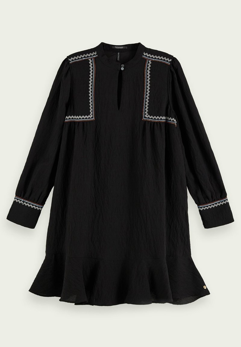 Černé šaty s dlouhým rukávem, kulatým výstřihem, výřezem ve tvaru klíče, vyšívanými akcenty na ramenech a volánkovým lemem. Texturovaná tkanina.