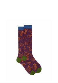 Calze al ginocchio in viola intenso con motivo di tralci d'uva arancioni, con piede verde e bordi blu. Realizzate in materiale morbido ed elastico.