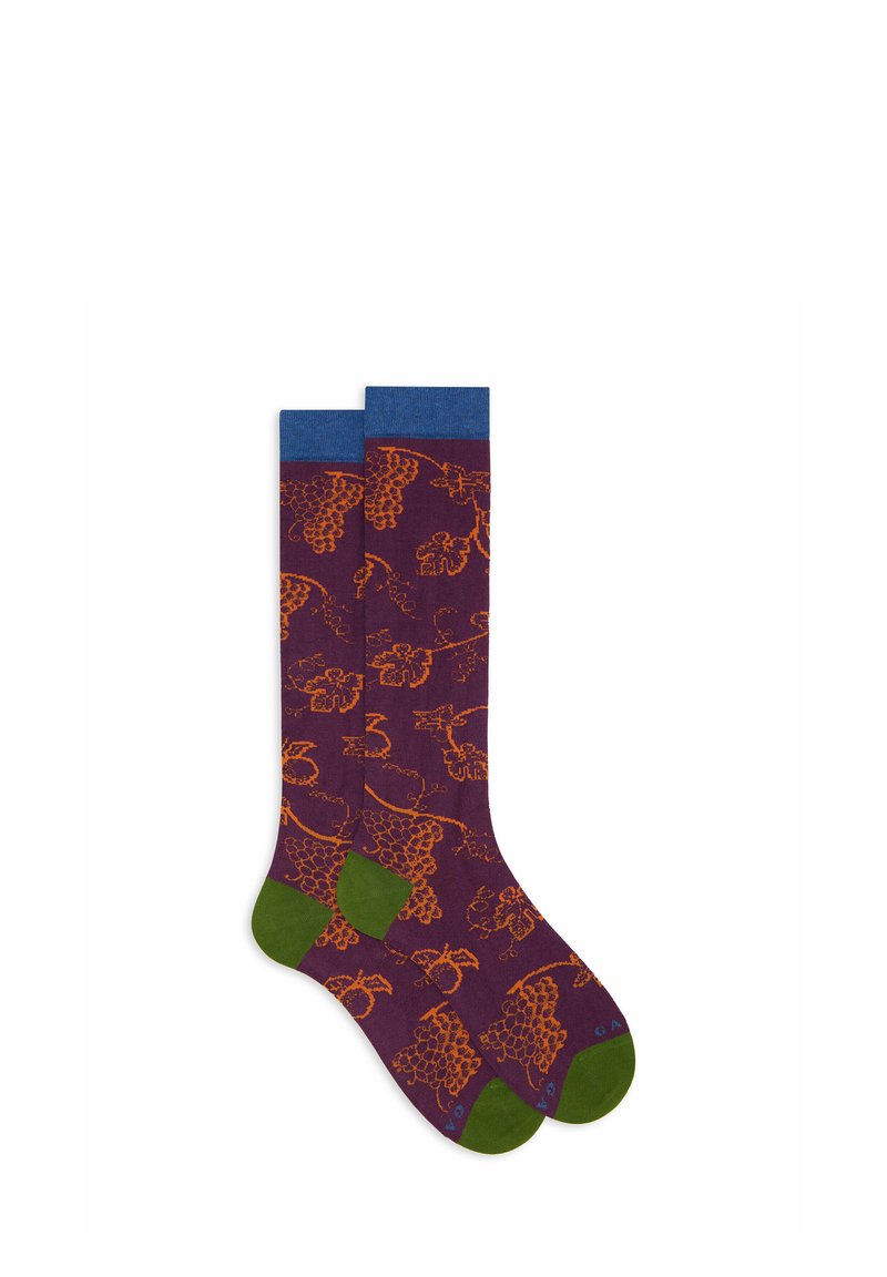 Calze al ginocchio in viola intenso con motivo di tralci d'uva arancioni, con piede verde e bordi blu. Realizzate in materiale morbido ed elastico.