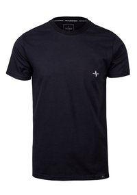 Schwarzes Baumwoll-T-Shirt mit kurzen Ärmeln und rundem Ausschnitt, das ein kleines weißes Herzschlag-Graphic auf der linken Brust zeigt.