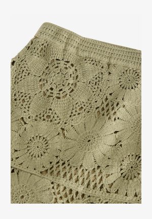 Tejido de ganchillo en un color verde apagado, con motivos florales y patrones abiertos. El diseño tiene un aspecto texturizado y en capas con un detallado intrincado.