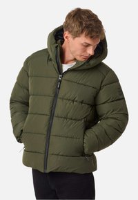 Oliwkowa kurtka puchowa z kapturem, poziomym przeszyciem, zamek z przodu, kieszenie boczne i lekką tkaniną. Widoczne czarne podszewki i akcenty.