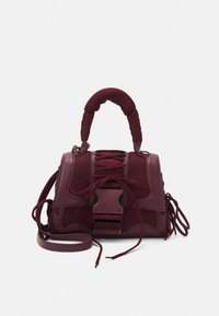 Borsa color marrone amaranto con pannelli laterali in rete, manico intrecciato e dettagli con lacci. Include una tracolla rimovibile e dettagli metallici.