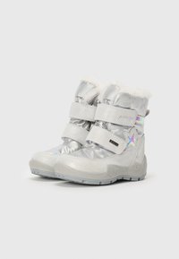 Botas de nieve metálicas plateadas con forro de pelo sintético, correas de velcro, suela texturizada y detalle de estrella iridiscente en el costado.