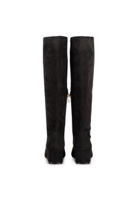 Botas negras por encima de la rodilla hechas de suave ante. Cuentan con un bajo tacón cuadrado y un zipper lateral para facilitar su uso. Textura suave con un acabado mate.