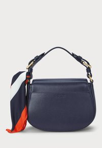 Granatowa skórzana torebka o zaokrąglonym kształcie, z górną rączką i odczepianą chustką w kolorze czerwonym, białym i granatowym. Małe detale z pozłacanej stali.