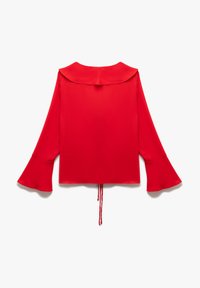 Blouse rouge en tissu léger avec un col, des manches évasées et un détail à cordon à l'ourlet. Texture lisse, design simple.
