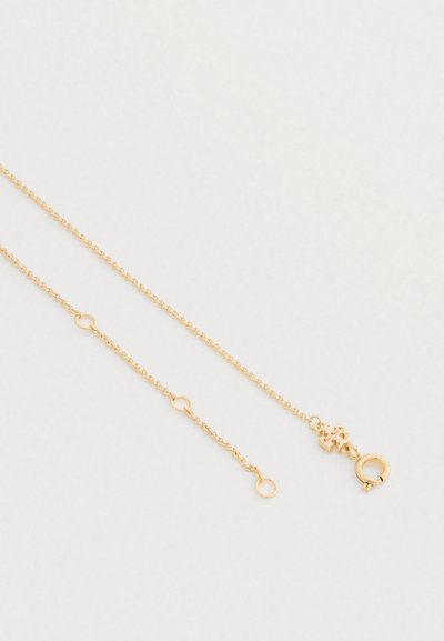 Colar de corrente de ouro delicado com múltiplos elos redondos pequenos e um fecho de mola circular sobre uma superfície branca.