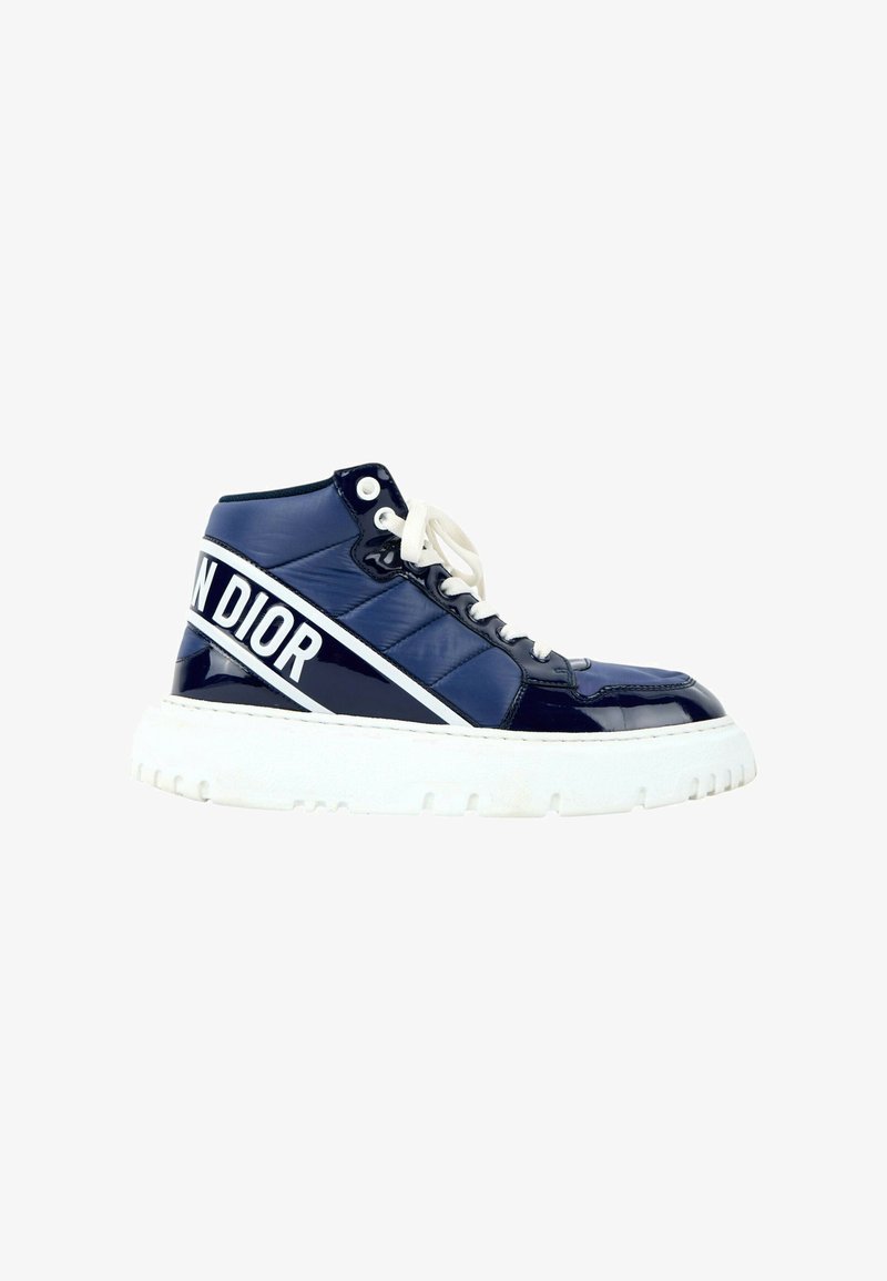 Baskets montantes bleu marine avec semelle et lacets blancs, avec un logo blanc "Dior" sur la bride du talon.