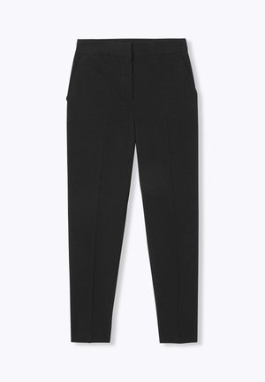 Pantalon noir ajusté sur mesure, coupe slim, avec devant plat, poches latérales et longueur aux chevilles, présenté sur un fond clair uni.