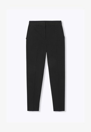 Pantalon noir ajusté sur mesure, coupe slim, avec devant plat, poches latérales et longueur aux chevilles, présenté sur un fond clair uni.
