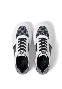 Sneaker bianche con una tomaia nera a motivo che presenta loghi, lacci neri e accenti laterali. Punta arrotondata e suola ammortizzata.