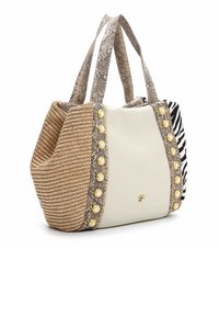 Torba typu tote z plecionej słomy i sztucznej skóry z wzorem w beżowe, białe i czarne paski zebry. Złote ćwieki i teksturowane uchwyty.