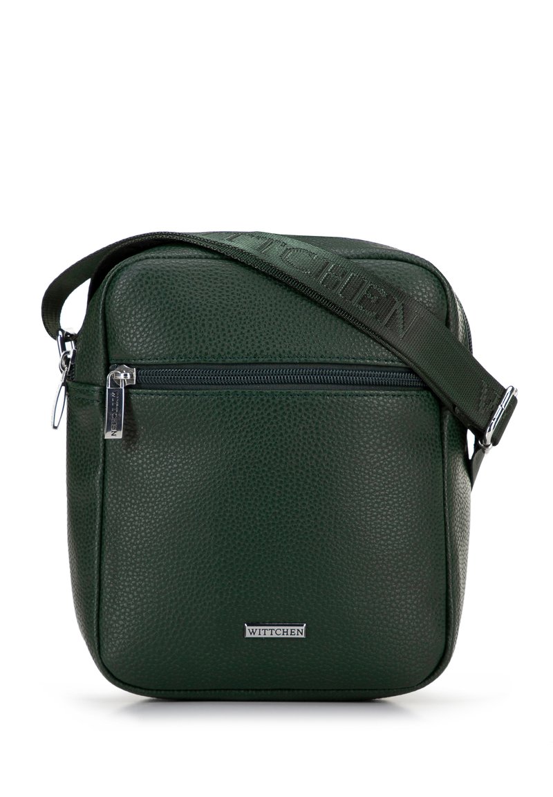 Borsa a tracolla in pelle verde con texture, dotata di tasca anteriore con zip e tracolla regolabile, con tag del logo nella parte anteriore inferiore.