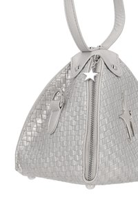 Grå triangelformad handväska med vävd struktur, dragkedja, stjärnformad berlock och avtagbar rem. Har silverfärgade metallaccenter.