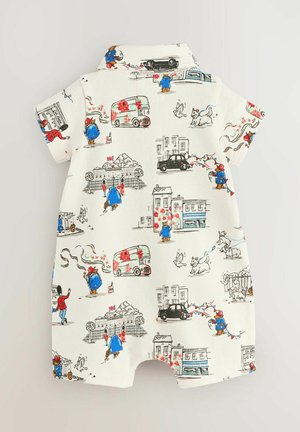 Weißer Overall mit einem bunten Paddington-Bär-Motiv, das Szenen von London, Bussen und Blumen zeigt, mit kurzen Ärmeln und einem Kragen.