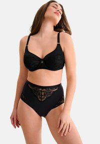 Ensemble de lingerie noire comprenant un soutien-gorge en dentelle avec armatures et quincaillerie décorative en ton or, assorti à une culotte taille haute avec bordure en dentelle.