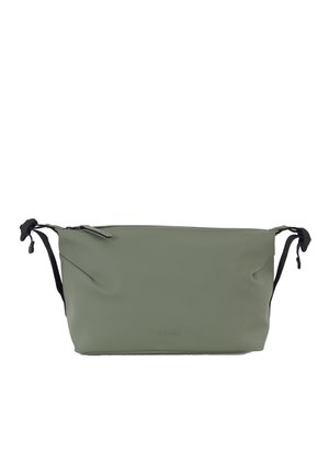 Bolsa impermeable rectangular de color verde oliva con cierre de cremallera y correa negra ajustable sobre fondo blanco.