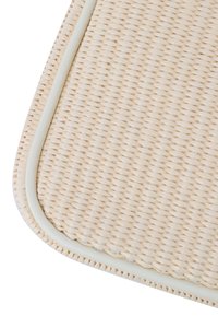 Gewebte Matte in einem hellen Beige mit einer strukturierten Oberfläche und einem subtilen Rautenmuster. Die Kanten sind von einem glatten, hellen Rand eingefasst.