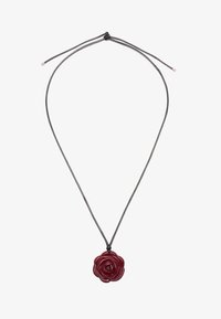 Pendentif en résine rouge en forme de rose sur un cordon noir. La rose présente des pétales superposés avec une finition brillante, suspendue à une fermeture par nœud réglable.