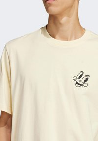 adidas Originals MBN TEE - Triko s potiskem - warm vanilla
