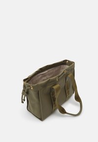 Olijfgroene tas van textiel met een gestructureerde stof, twee handvatten aan de bovenkant, gouden accessoires en een ruime beige binnenkant met een zijvak.