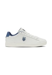 Białe skórzane sneakersy z niebieskimi akcentami, z logo po boku, okrągłym czubkiem, płaską podeszwą i sznurowanym zapięciem. Gładka struktura materiału.