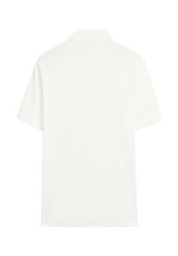 Polo shirt bianco in cotone con colletto classico, maniche corte e un design semplice. Tessuto strutturato senza motivi o accenti.