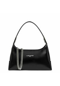 Borsa a mano in pelle nera con un design curvo, dotata di una tracolla in metallo e componenti in argento. Logo "LANCASTER PARIS" visibile sul davanti.