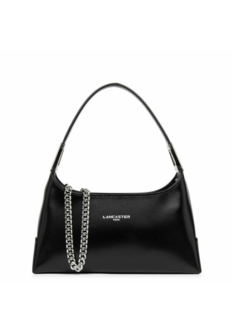 Borsa a mano in pelle nera con un design curvo, dotata di una tracolla in metallo e componenti in argento. Logo "LANCASTER PARIS" visibile sul davanti.