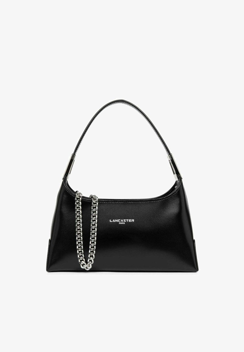 Sac à main en cuir noir avec un design courbé, muni d'une bandoulière en chaîne métallique et de quincaillerie en argent. Logo « LANCASTER PARIS » affiché sur le devant.