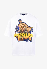 Balts kokvilnas t-krekls ar lielu grafisko attēlu, kurā redzama muskuļota figūra, kas izjāj lauvu, ar zilām un dzeltenām krāsām.