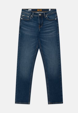 Pantalones vaqueros de mezclilla azul oscuro con un diseño de pierna recta, que cuentan con un cierre de cremallera, cinco bolsillos y costuras en contraste. Textura suave y estilo clásico.