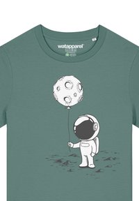 Teal katoenen t-shirt met een cartoon astronaut die een maanvormig ballon vasthoudt, met graphics in zwarte omtrek tegen een gestructureerde achtergrond.