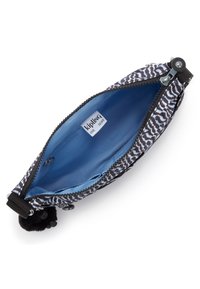 Pochette Kipling a motivo bianco e nero con interno blu liscio, chiusura a zip e accentuazione in pompon nero.